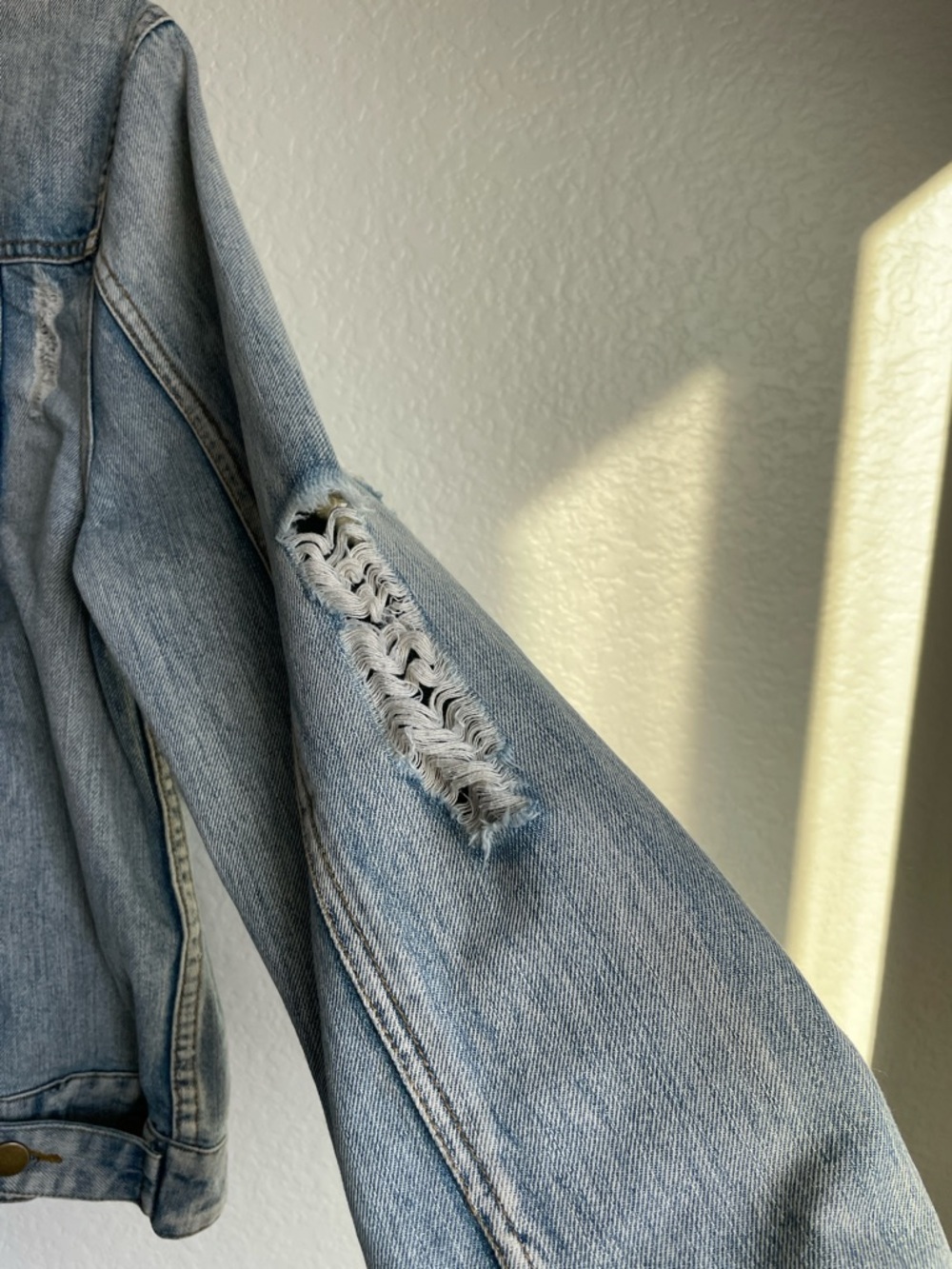 ELLISON Light Blue Distressed Denim Jean Trucker’s Jacket • Medium - Picture 9 of 16